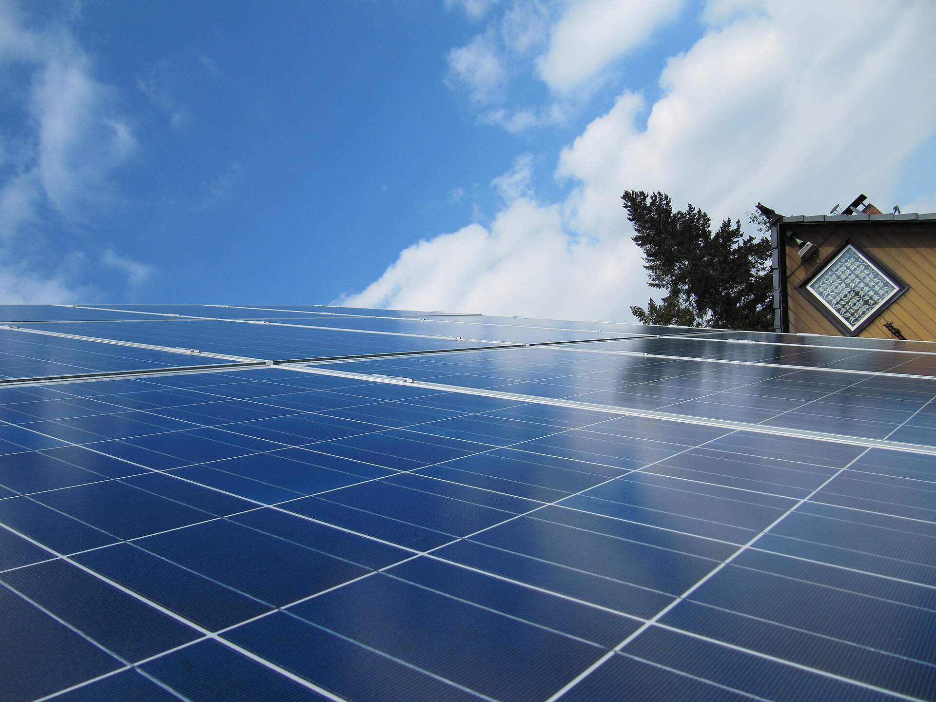 Moderne Solaranlage auf dem Dach