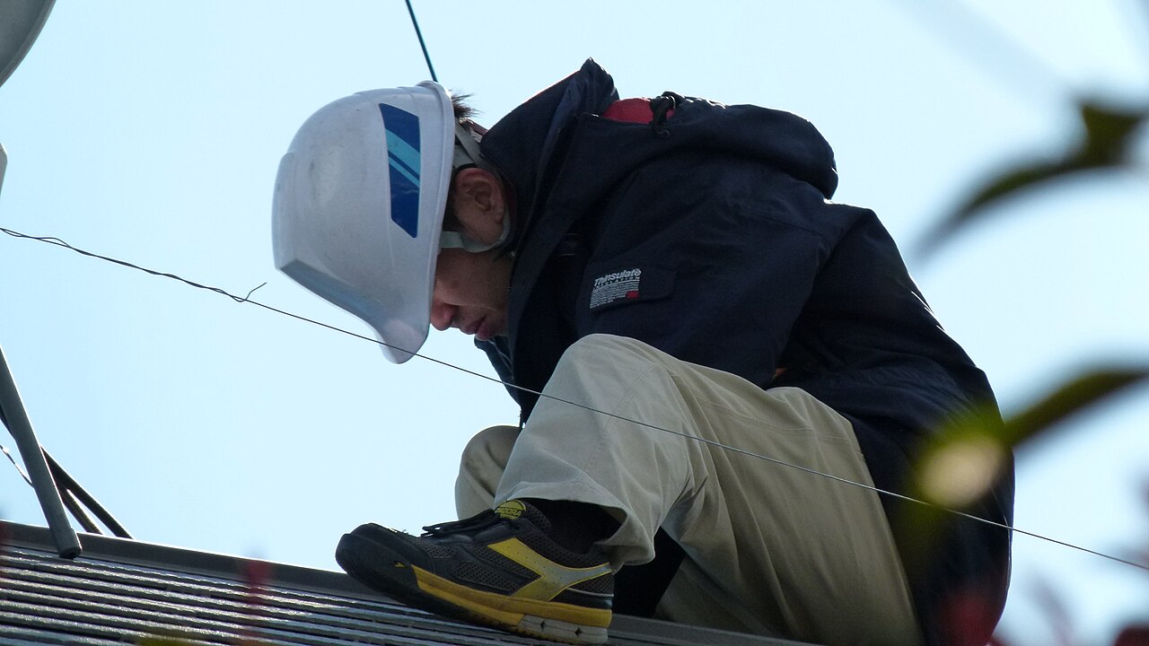Techniker bei der Solar-Montage